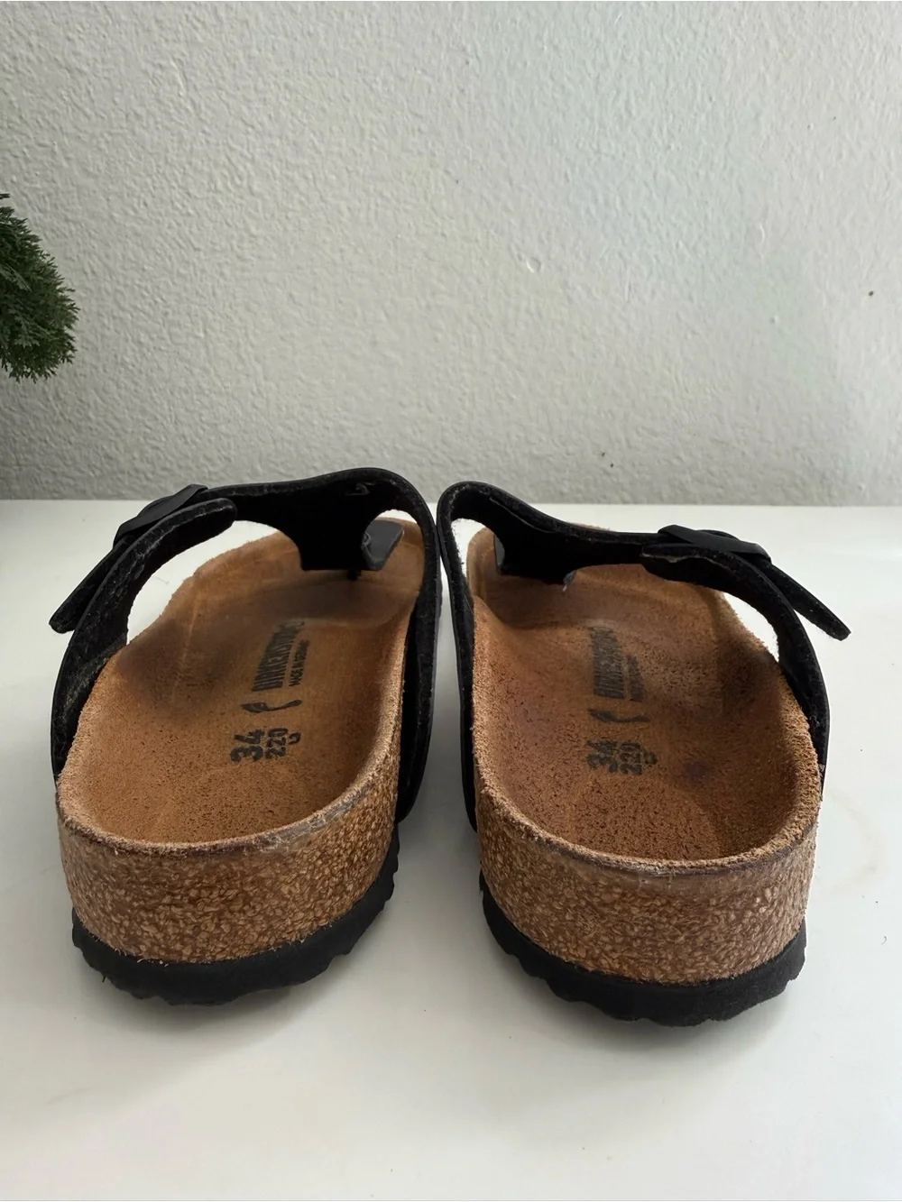 Birkenstock  Gizeh Girl size 2.5. Black T-Strap Cork Footbed Sandals for Kids